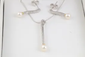 14k Gold Necklace and Earring Set with 0.40tcw Diamonds and Pearls (4.22g.)