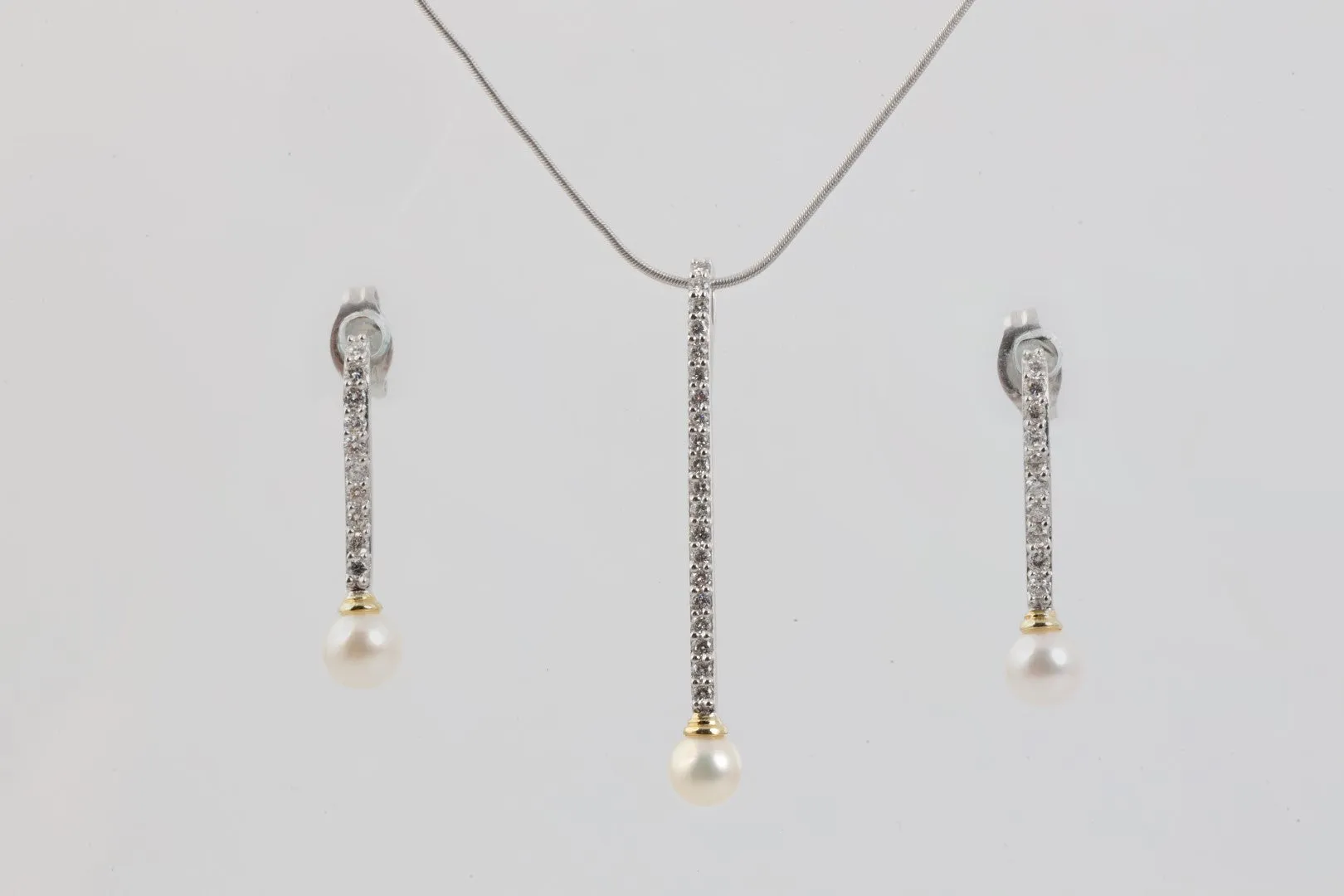 14k Gold Necklace and Earring Set with 0.40tcw Diamonds and Pearls (4.22g.)