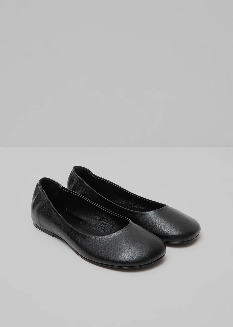 Amomento Rounded Toe Flat - Black