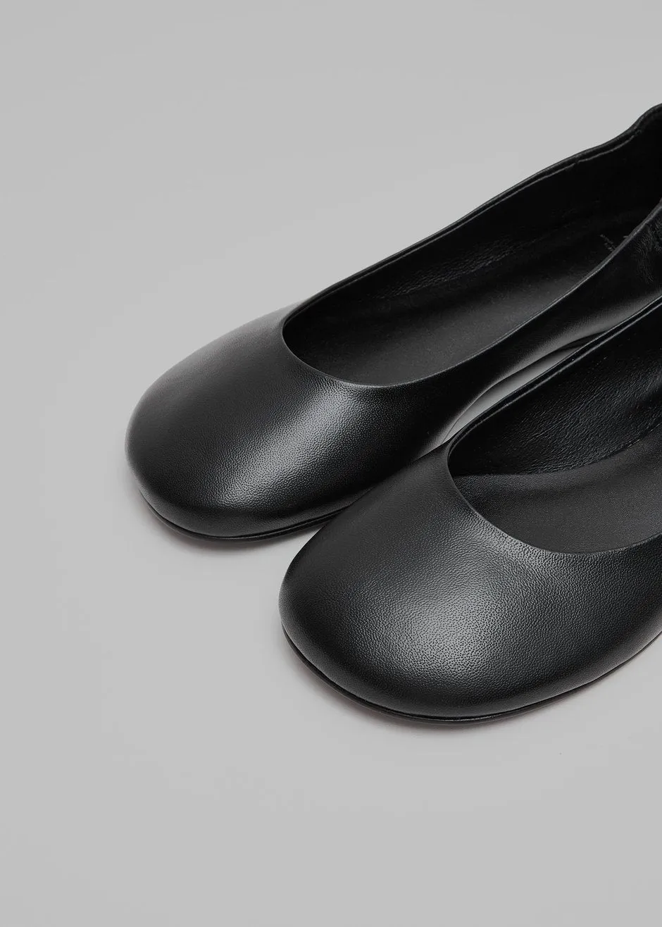 Amomento Rounded Toe Flat - Black