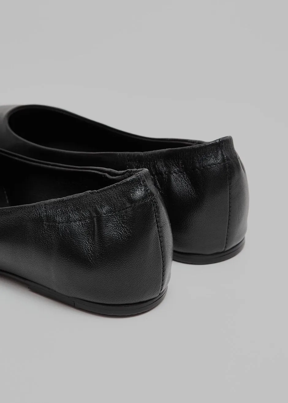 Amomento Rounded Toe Flat - Black