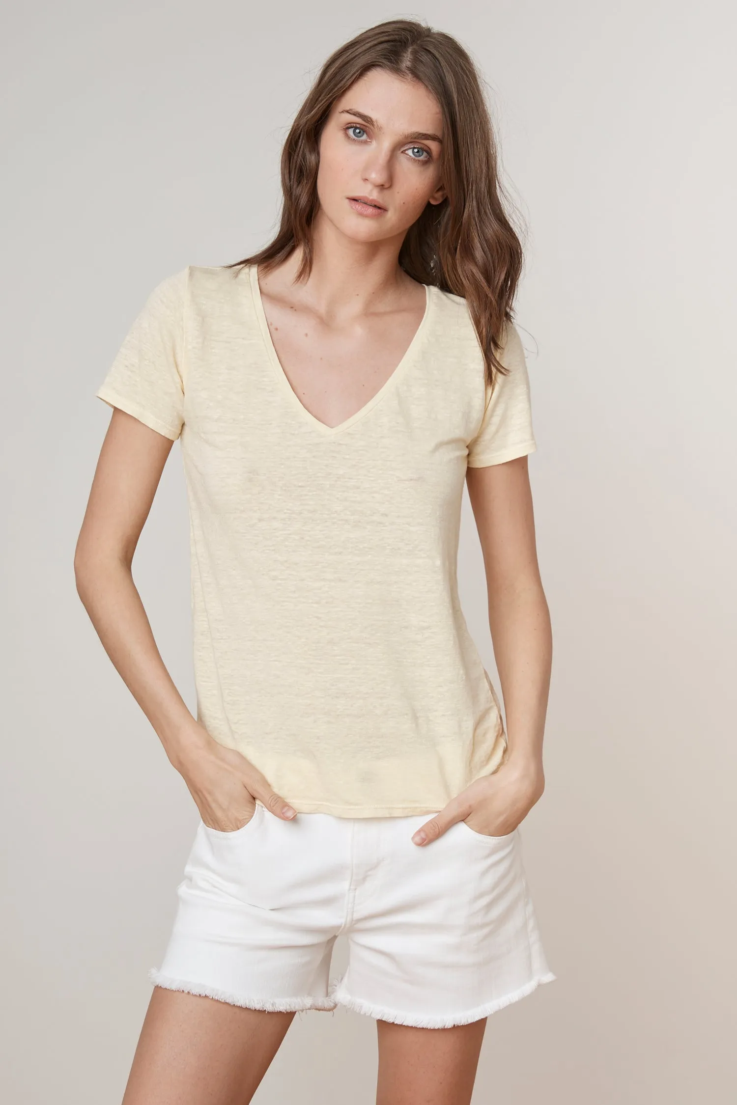 LAWANA LINEN KNIT V-NECK TEE IN TART