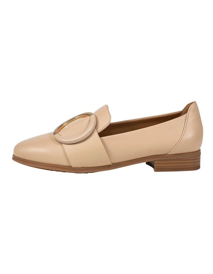 Lexy Flat Shoe in Latte