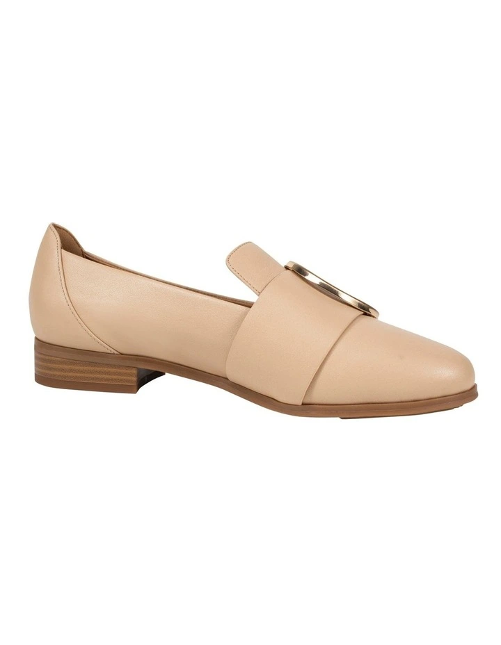 Lexy Flat Shoe in Latte