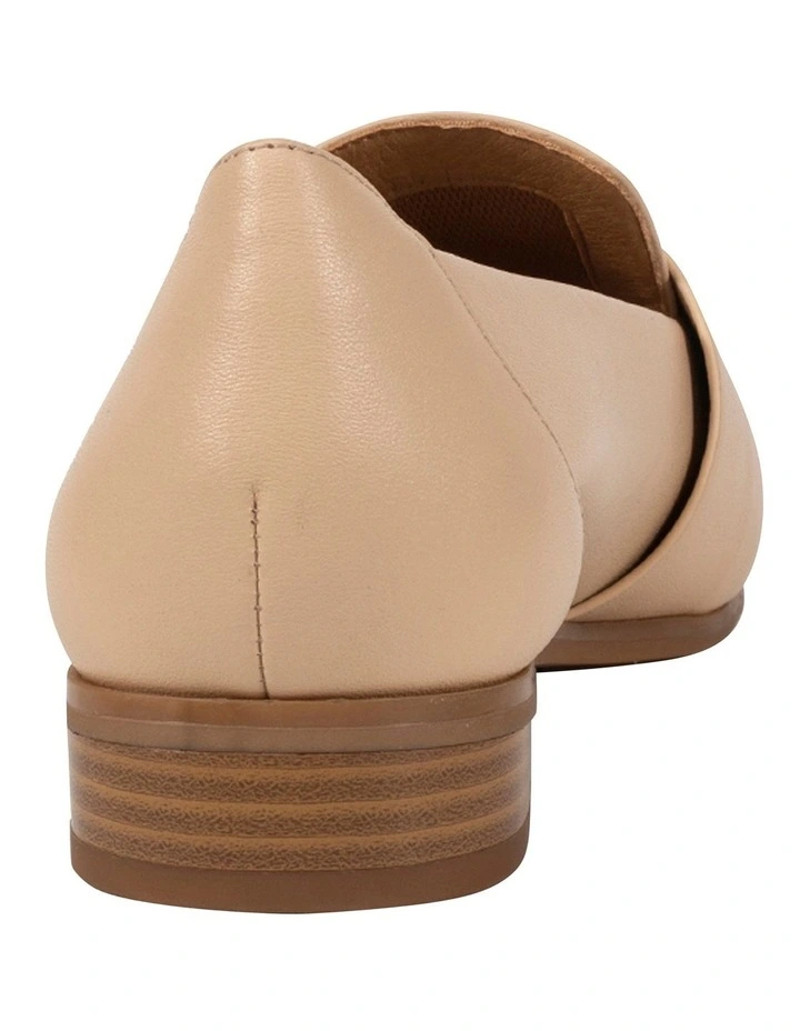 Lexy Flat Shoe in Latte