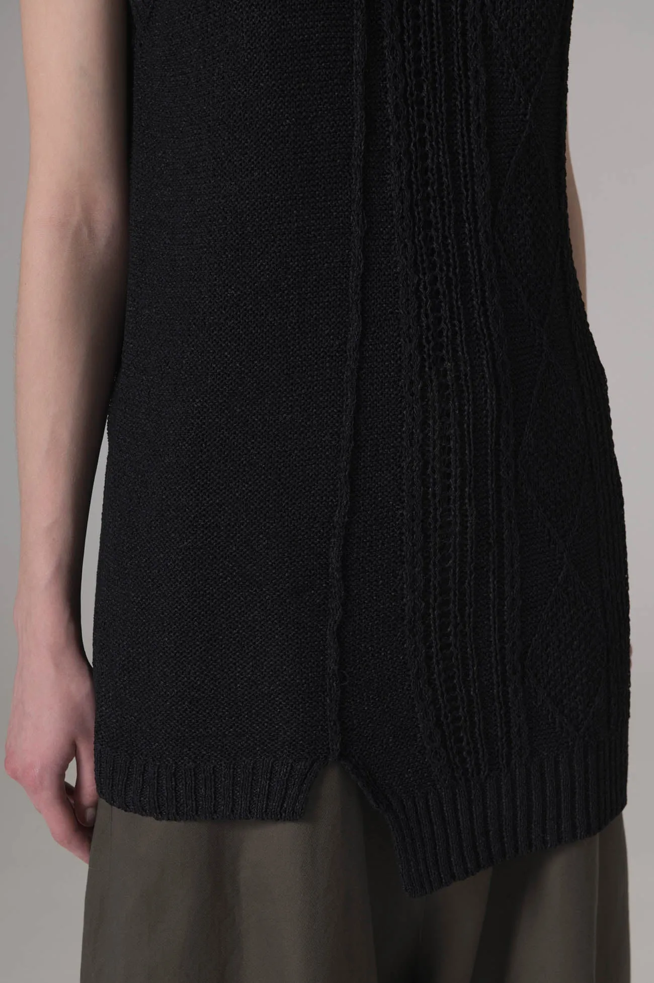 PLAIN STITCH x CABLE KNIT SLEEVELESS PULLOVER