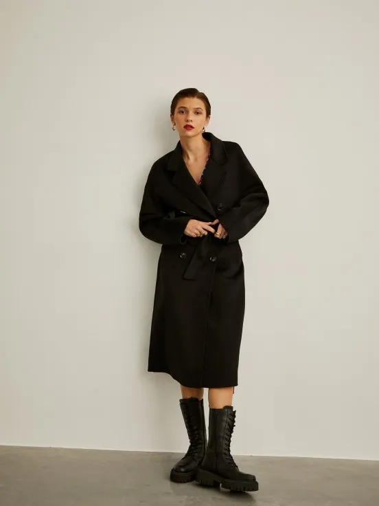 Trench coat with waist tie.